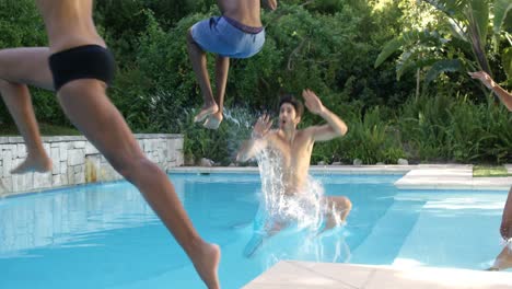 grupo de amigos saltando en la piscina