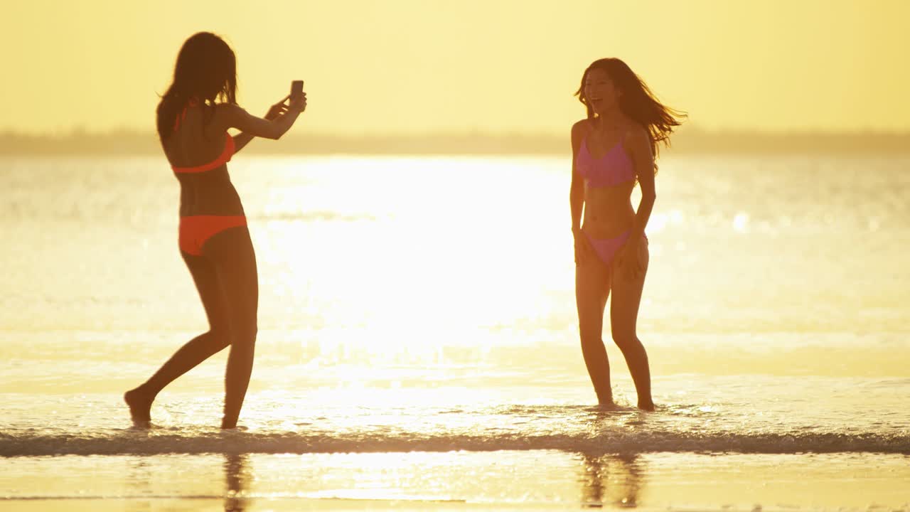 바다 해변에서 수영복을 입은 다민족 여자친구