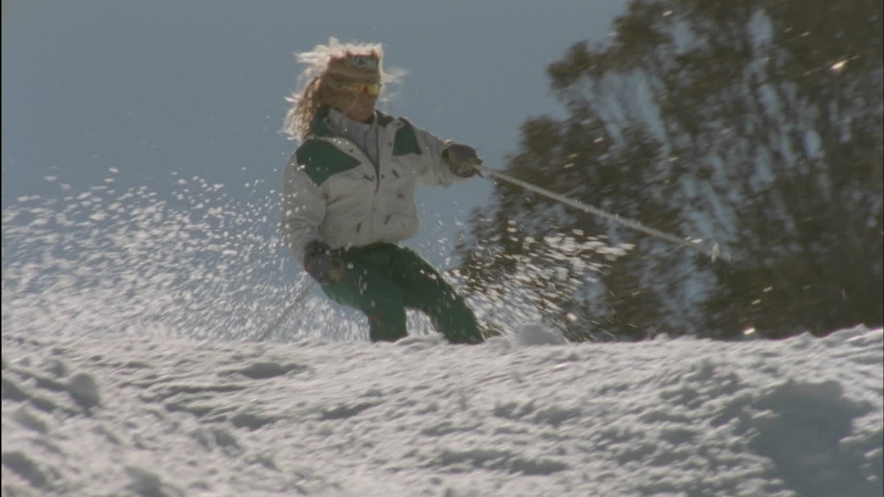горнолыжник, проходящий трассу скоростного спуска 1