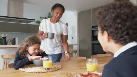 Abuelos-Sentados-En-La-Cocina-Con-Nietos-Desayunando-Antes-De-Ir-A-La-Escuela