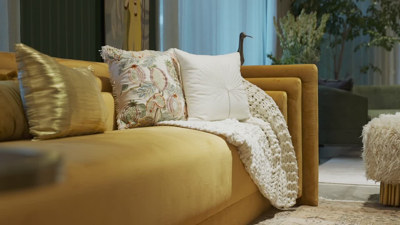 lanzar almohadas en el sofá dentro de un edificio de bienes raíces