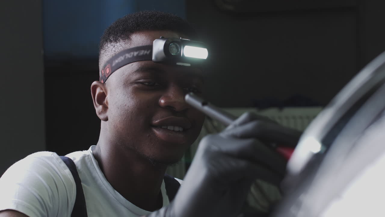 차고 에서 자동차 를 점검 하는 기계공