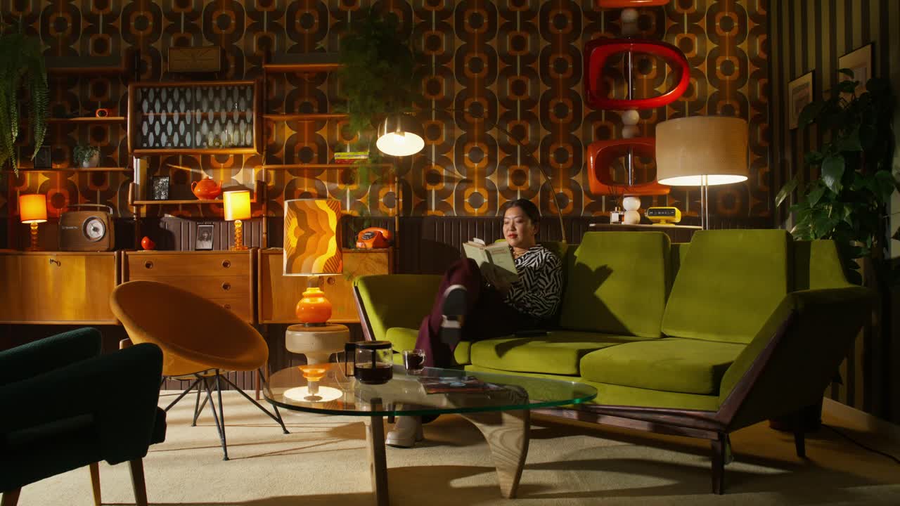 여성이 읽는 레트로 거실 장면