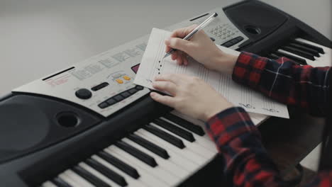 muziek maken, een partituur schrijven en het elektronische toetsenbord bespelen