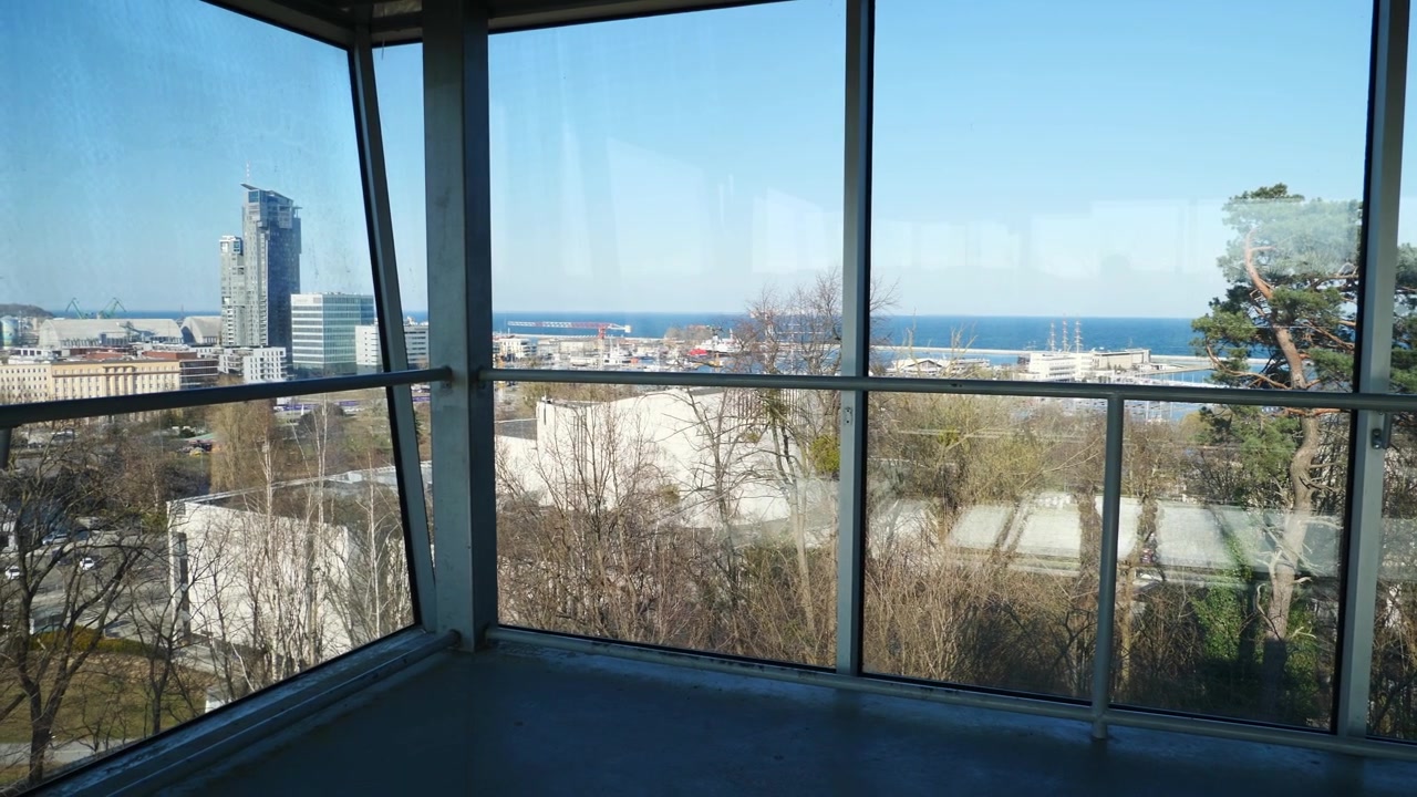 Vista panorámica del mar Báltico y nuevos edificios junto al puerto de Gdynia, Polonia, desde el teleférico a la estación superior de Kamienna Góra.