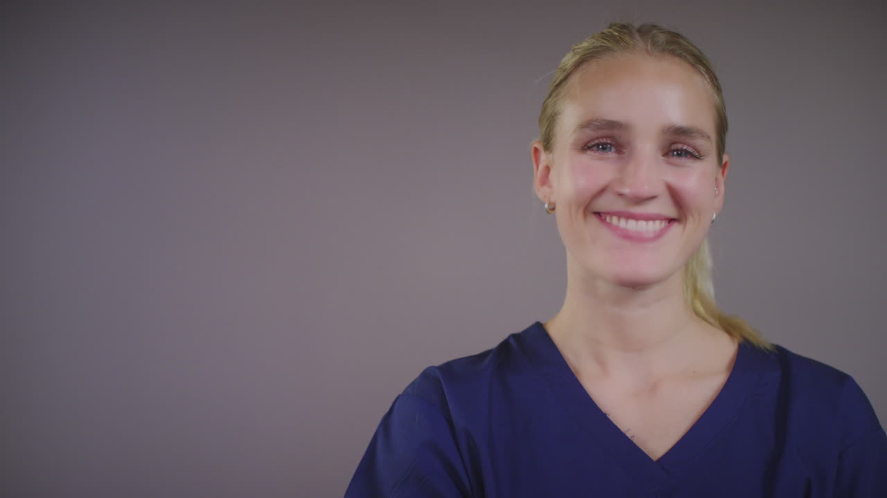 giovane bionda dottoressa sorridente copia spazio a sinistra