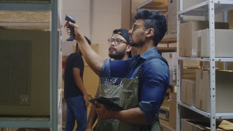 trabajadores del almacén escaneando el inventario