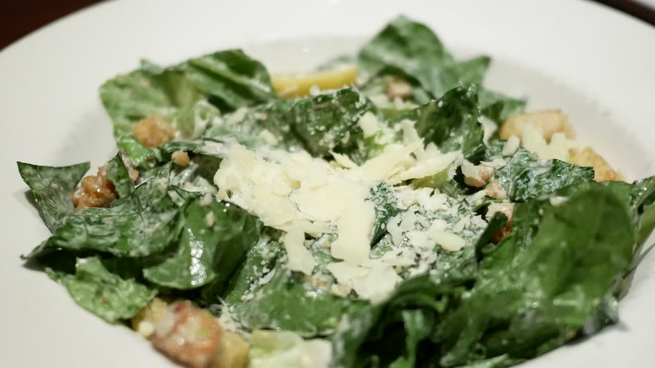 4k 해상도와 함께  스테이크 하우스 및 바 내부의 식당 러드의 움직임