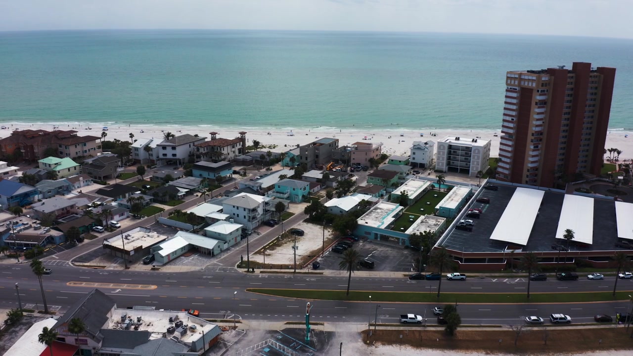 Indian Shores hiện ra những ngôi nhà dân cư và các tòa nhà cao tầng gần bờ biển yên bình. Thích hợp cho quảng bá bất động sản hoặc nội dung du lịch