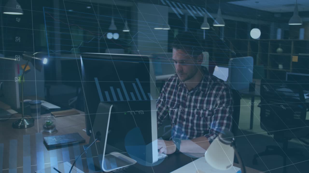 animación del procesamiento de datos sobre un hombre caucásico cansado que usa computadora trabajando hasta tarde en la oficina