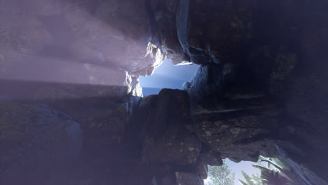 Luz-Del-Sol-Dentro-De-Una-Cueva-Misteriosa