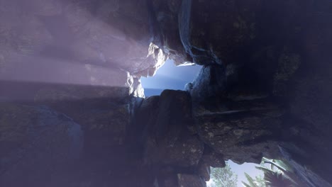 luz del sol dentro de una cueva misteriosa