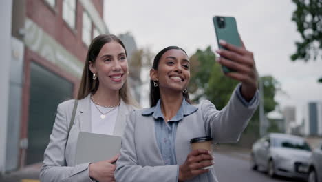 Mujeres-De-Negocios,-Amigos-Y-Ciudad-Con-Selfie