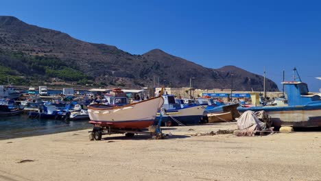 puerto local de favignana de las islas egadi en sicilia, italia