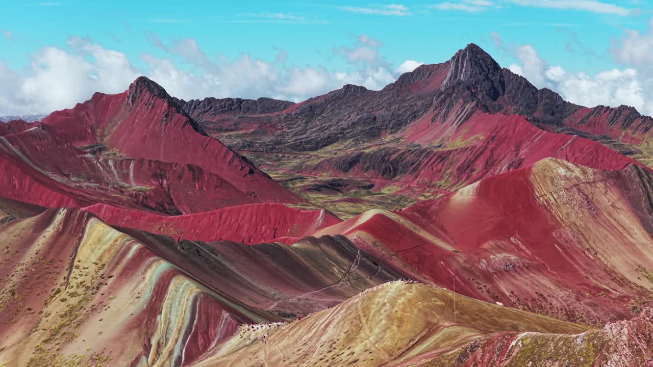 Montanha Arco-Íris Vinicunca Montaña de Siete Colores Peru Peru vista aérea de drone Andes Peruanos montanhas de sete cores geleira derretida Winikunka Vilcanota Região de Cusco céu azul matinal nuvens panorâmica para a esquerda