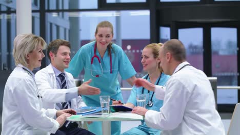 Equipo-De-Médicos-Reunidos-En-La-Sala-De-Conferencias.