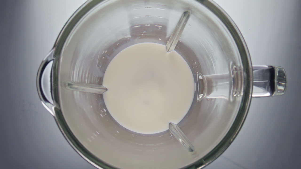la leche blanca fresca se mezcla en el mezclador con un primer plano en cámara súper lenta. producto lácteo.