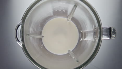 Leche-Blanca-Fresca-Mezclada-En-Un-Mezclador-En-Cámara-Súper-Lenta.-Producto-Lácteo.