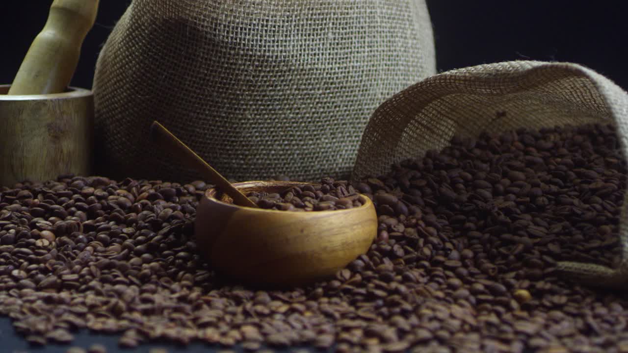 옷 가방 이 커피 콩 의 어리 에 앉아 있다