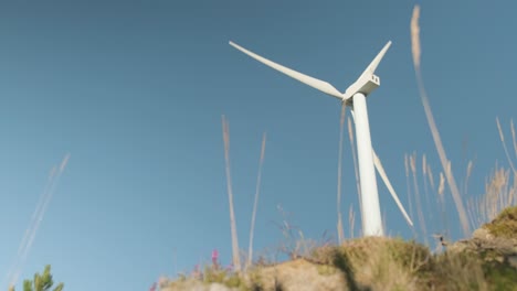 Eine-Einzelne-Windkraftanlage-Dreht-Sich-Und-Erzeugt-Saubere-Energie-In-Galizien,-Spanien