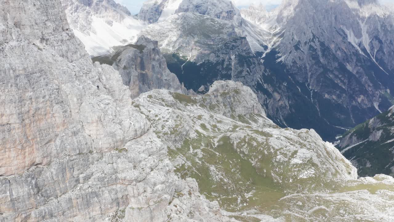 Alpinista in discesa sulla via ferrata accidentata Torre di Toblin