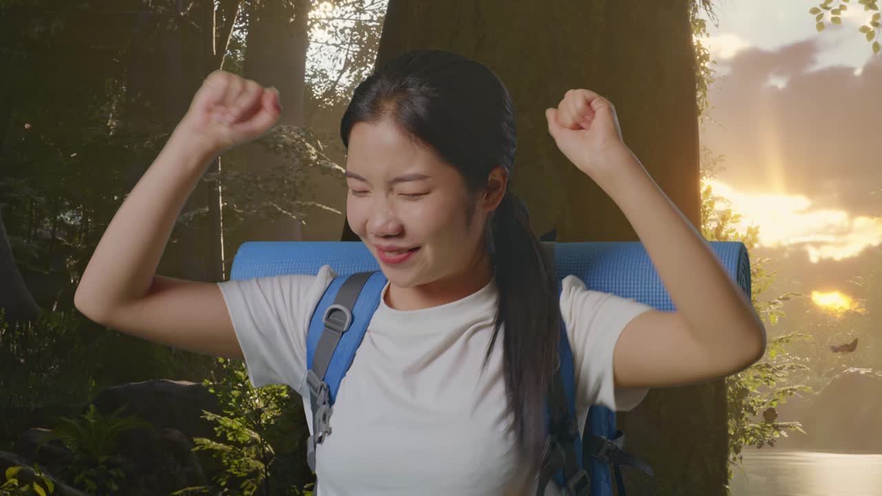 숲에서 산책하는 행복한 여자