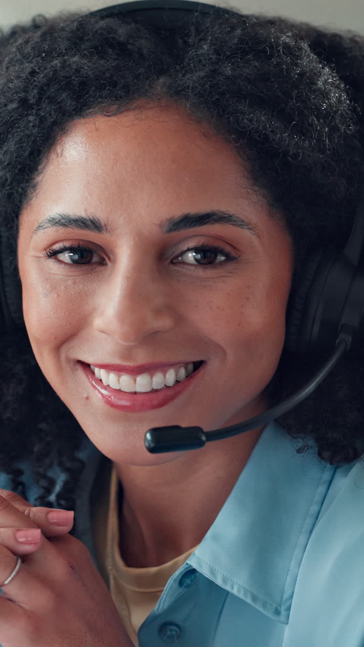 Nærbilde av smilende kundeserviceagent med headset
