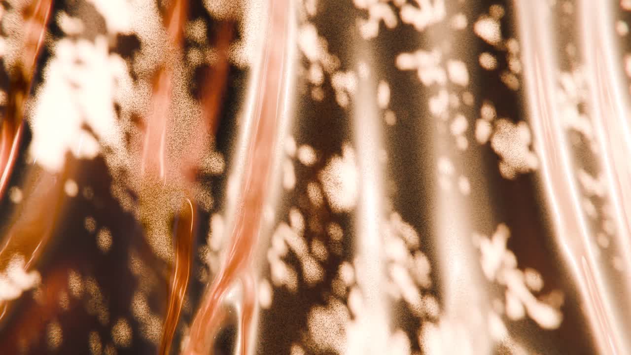 Abstrakti virtaava kultainen nestepinta valon heijastuksilla