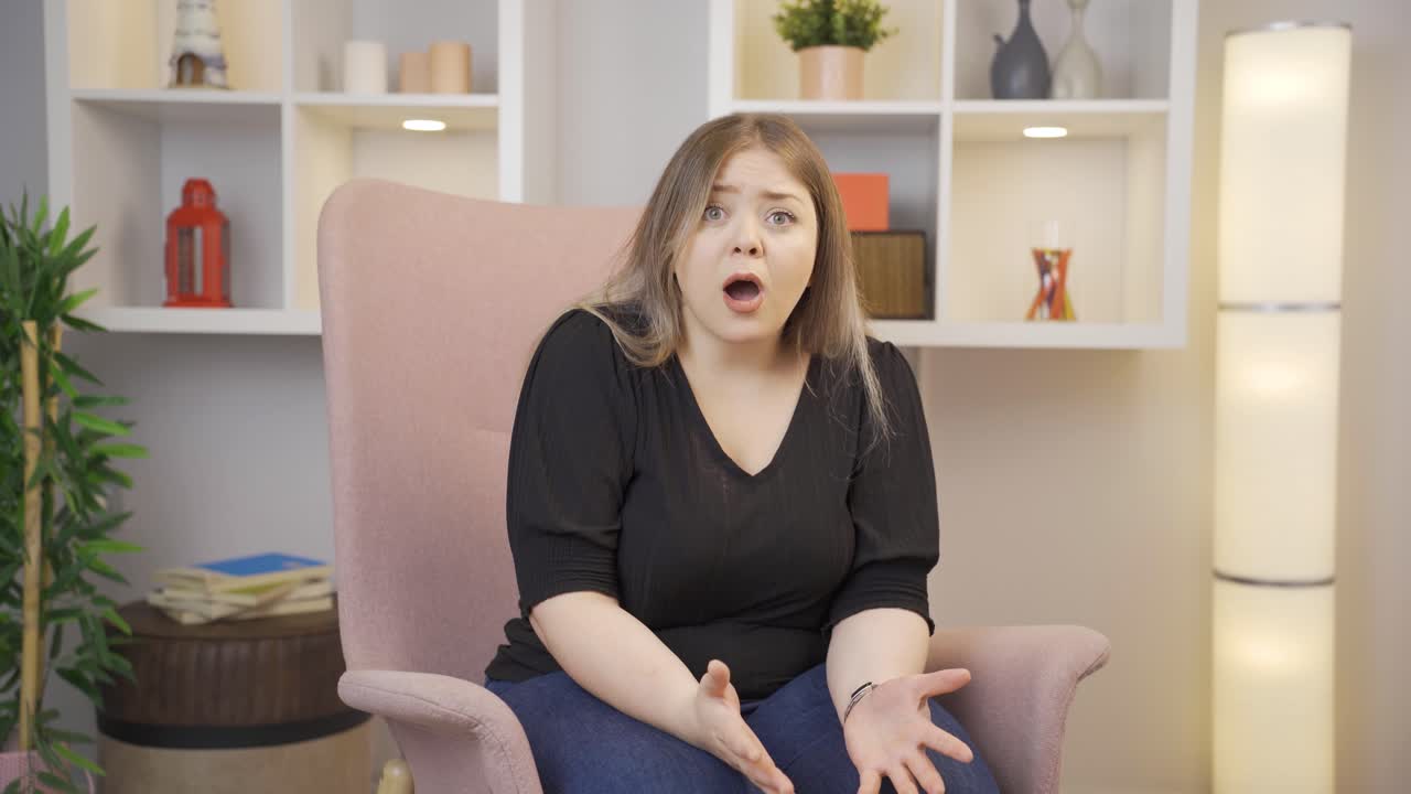 mujer joven mirando a la cámara confundida.