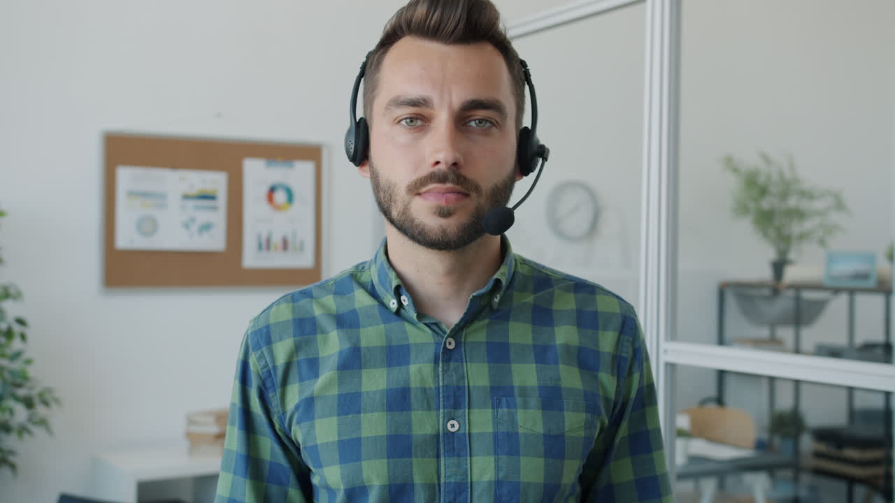 hombre de negocios con auriculares en la oficina