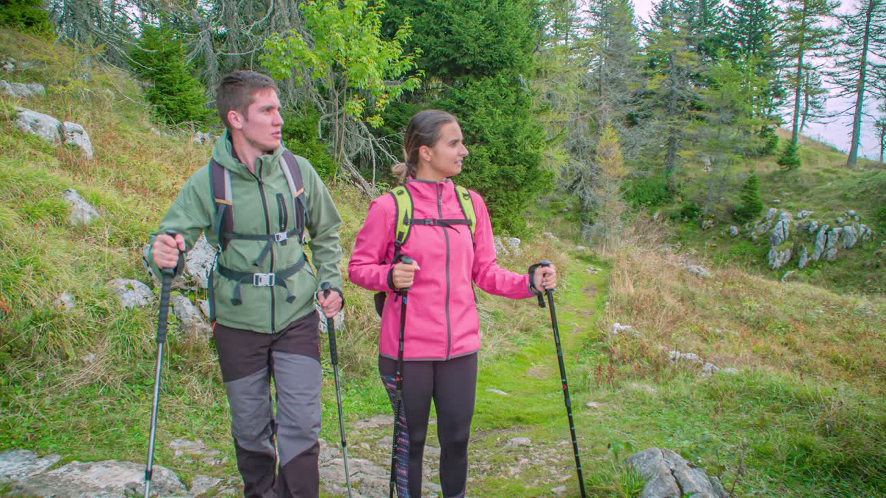 pareja de senderismo en las montañas