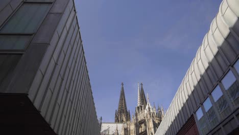 Filmischer-Aufbau-Dolly-Rückwärtsaufnahme,-Die-Den-Ikonischen-Kölner-Dom-Im-Hintergrund-In-Nordrhein-Westfalen-Enthüllt