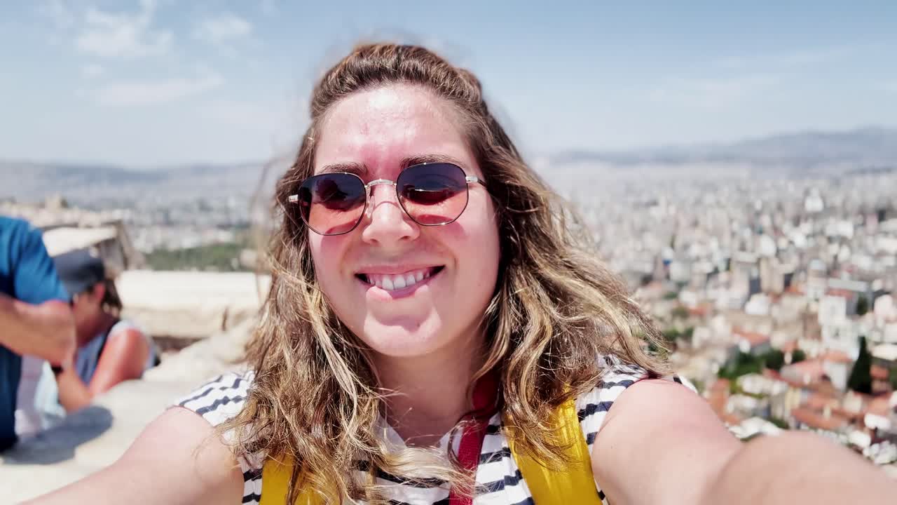 Giovane donna che si scatta un selfie ad Atene, Grecia