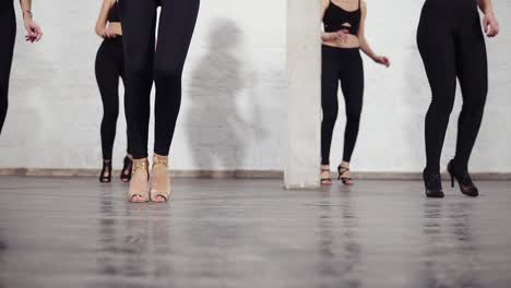 imágenes de piernas femeninas en zapatos de salón bailando pasos básicos de bachata.