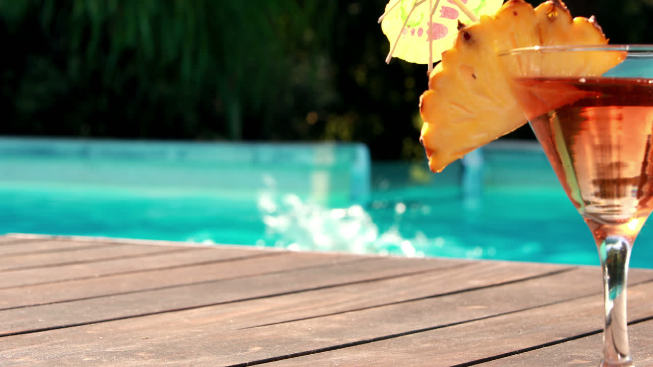 Orangencocktail am Pool im Hotel