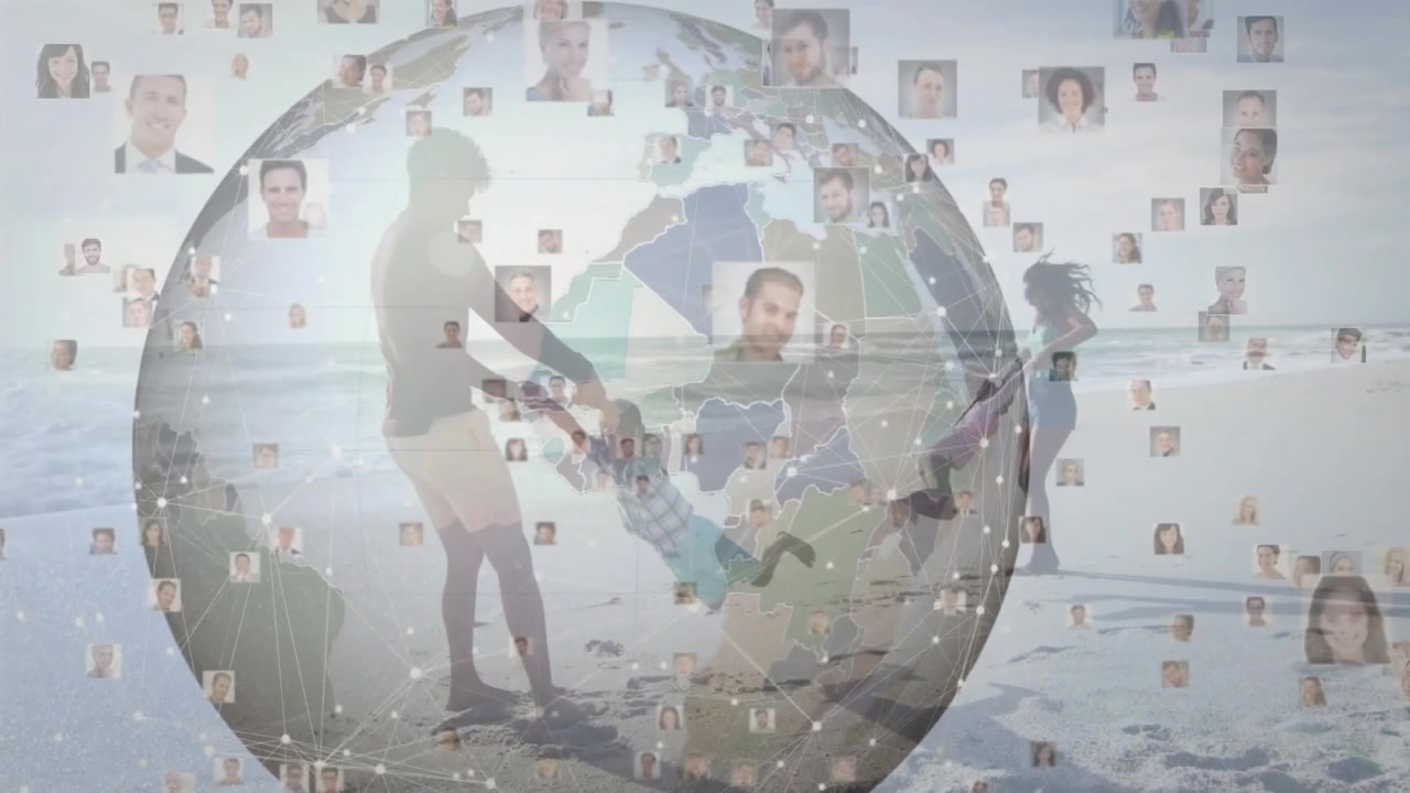 Lekende familie svinger gutt, snurrer jente på stranden, foreldre i badetøy, med globus og profiler