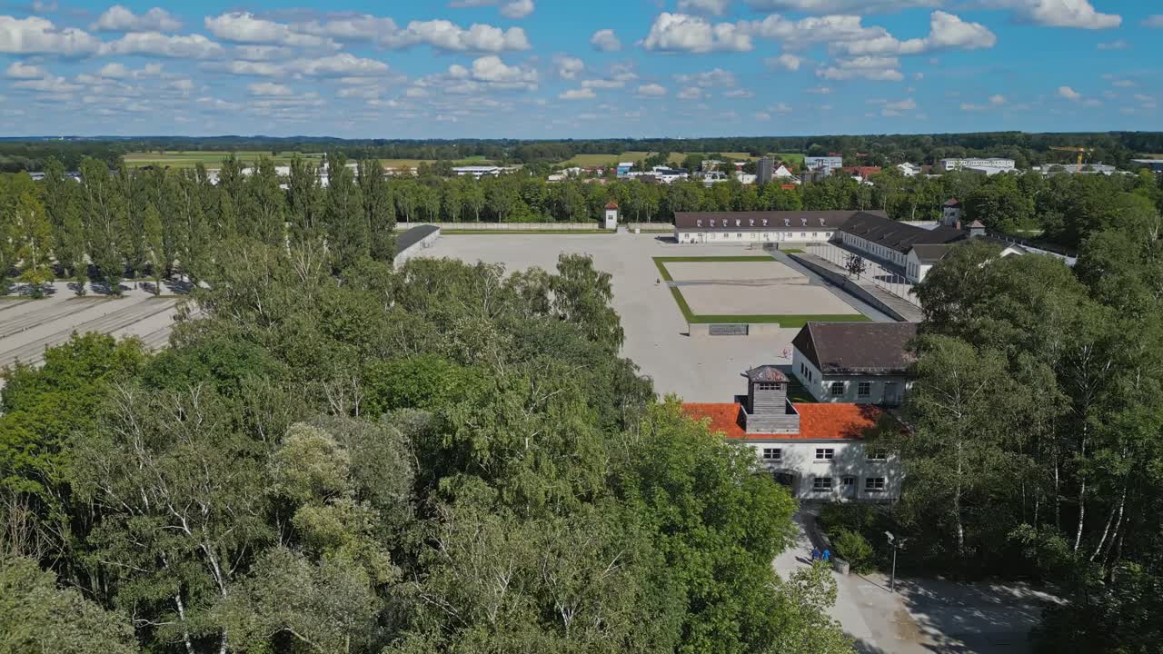 Campo di concentramento di Dachau, Monaco, Germania, ampia ripresa panoramica con drone, estate, giornata di sole, splendido paesaggio nuvoloso