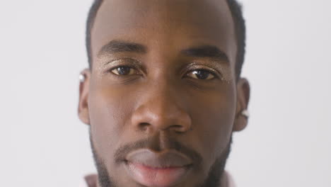 primer plano de un modelo masculino que muestra su maquillaje