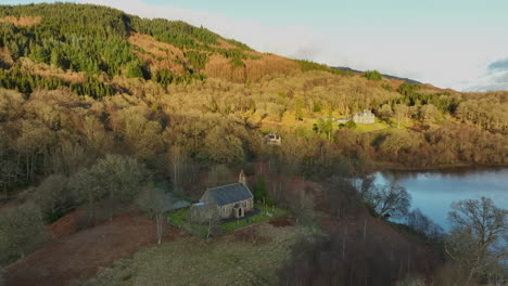 Bunter-Sonnenuntergang-über-Herbstlich-Gefärbten-Berghängen-Im-Hintergrund-Der-Trossachs-Kirche