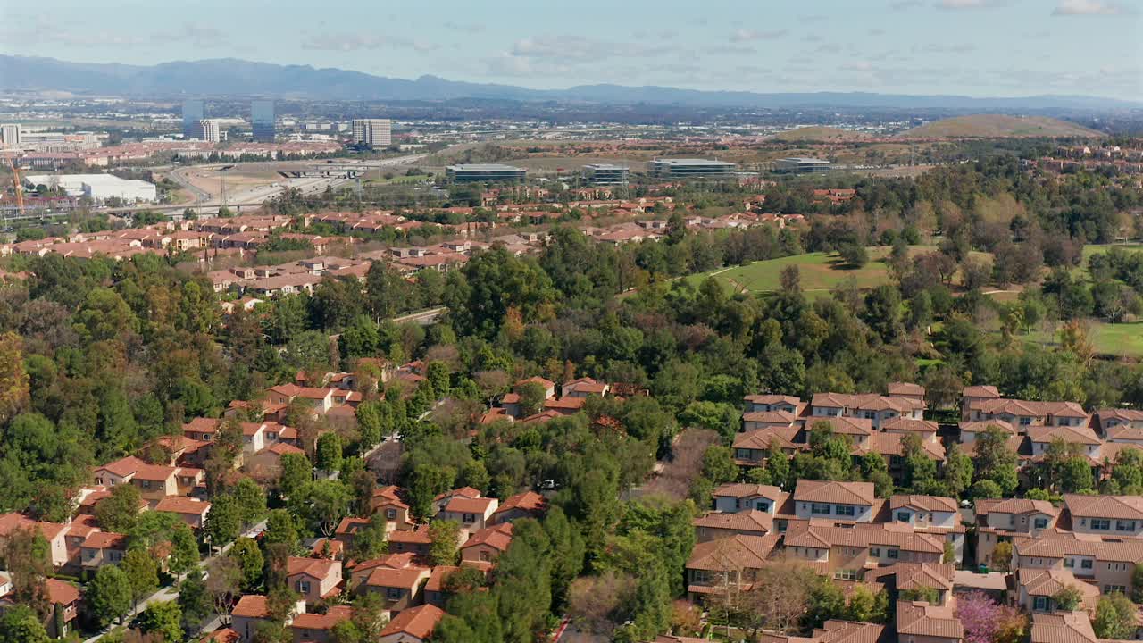 vista aérea de un parque y viviendas mirando hacia las montañas en irvine, california