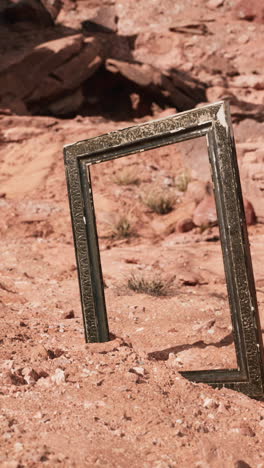 viejo marco de cuadros en el desierto