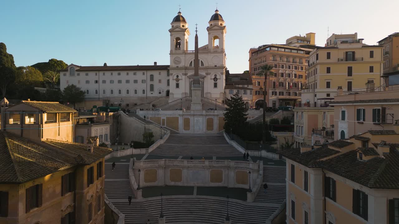 hermosa toma de avión no tripulado de las escaleras españolas y la iglesia de trinidad de monti