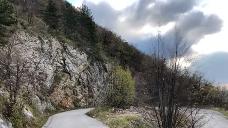 Fahrt-Auf-Der-Bergstraße,-Rechts-Abbiegen