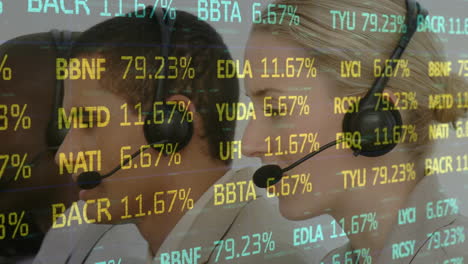 animación del procesamiento de datos sobre personas de negocios que usan auriculares telefónicos