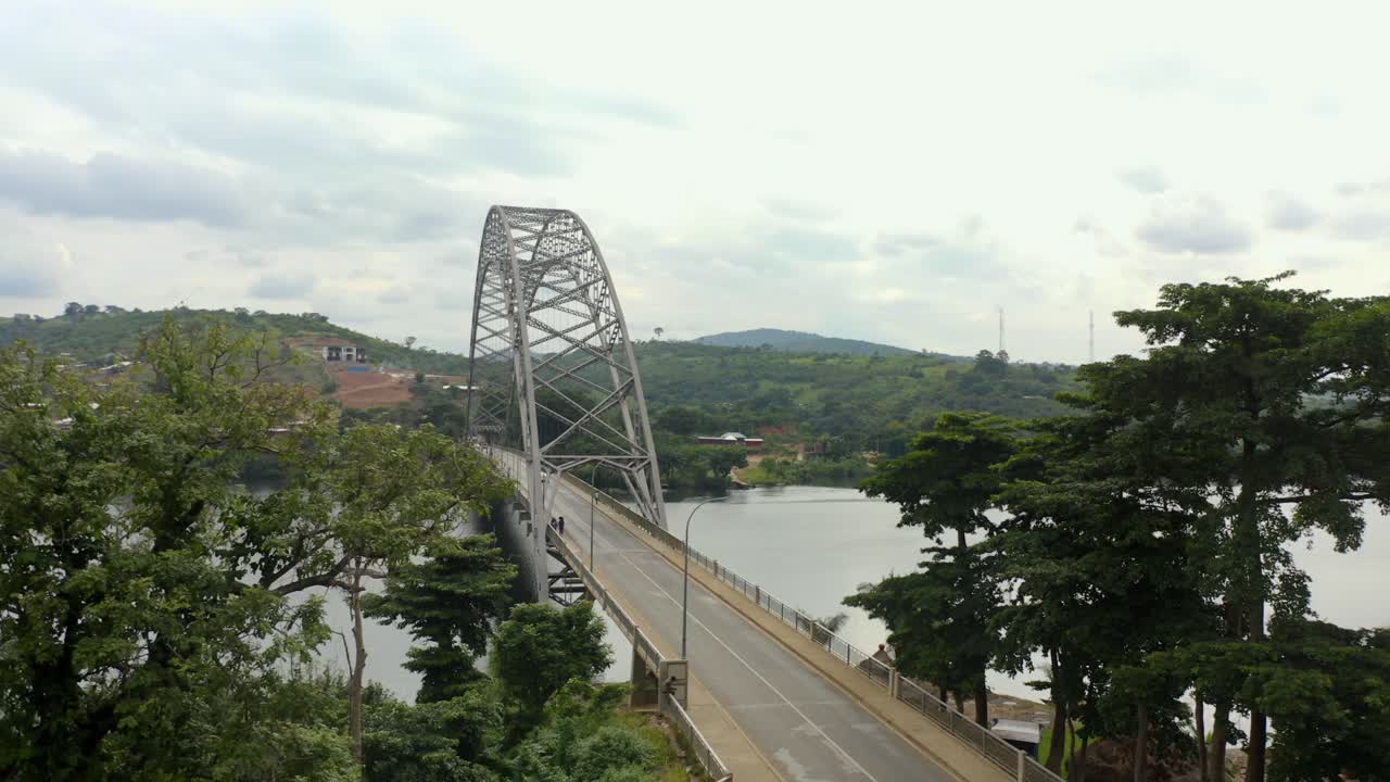 cruce del puente adomi en ghana, áfrica