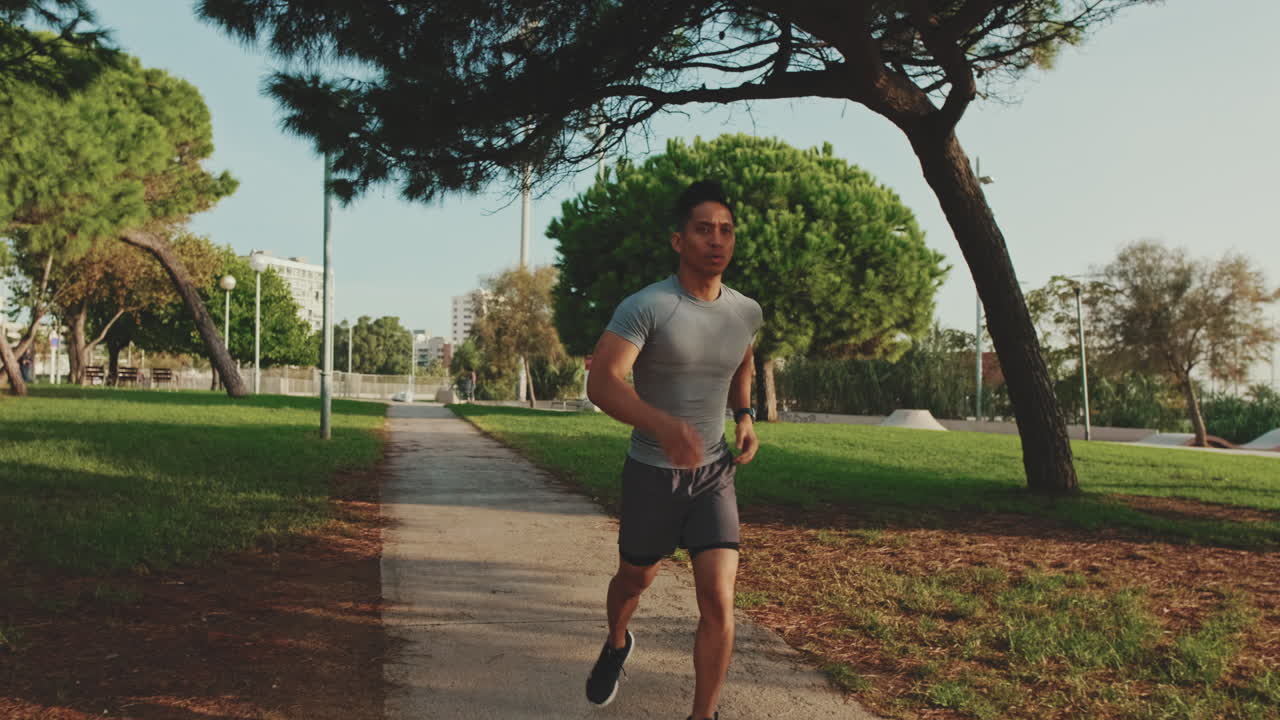 Uomo che corre nel parco