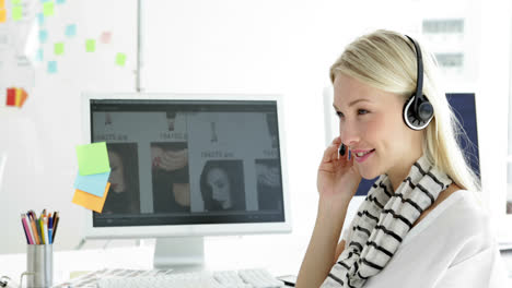 Süße-Blonde-Kreative-Designerin-Telefoniert-Mit-Headset-