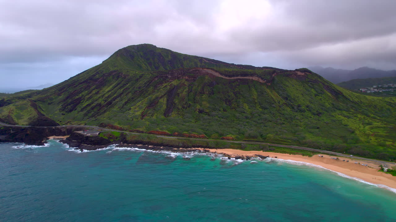 Vista aerea di Koko Crater, Sandy Beach e dell'Halona Blowhole Lookout sulla costa di Oahu, Hawaii