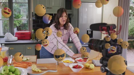 animación de iconos emoji sobre vlogger culinario femenino grabando vlog en casa