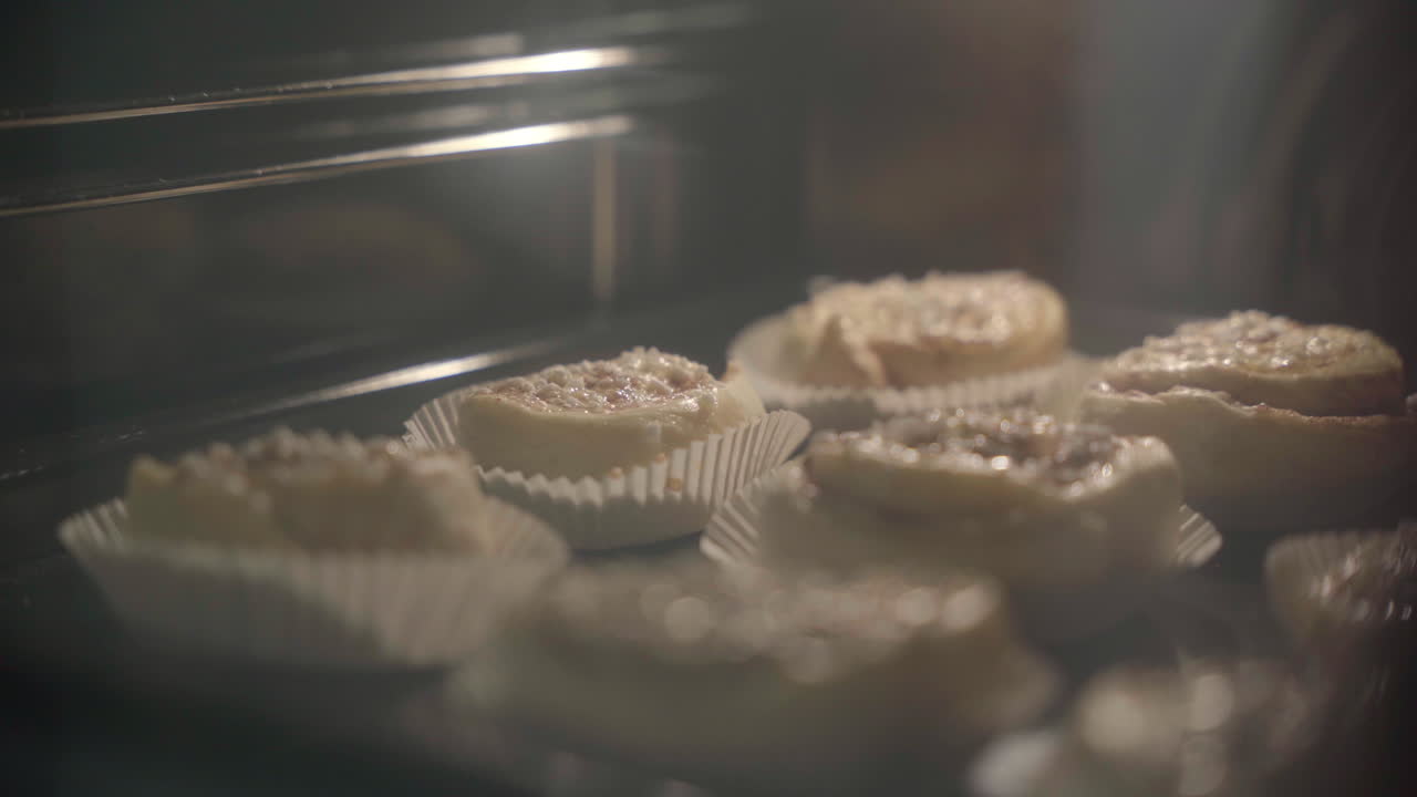tiro medio de bollos de canela horneados en el horno